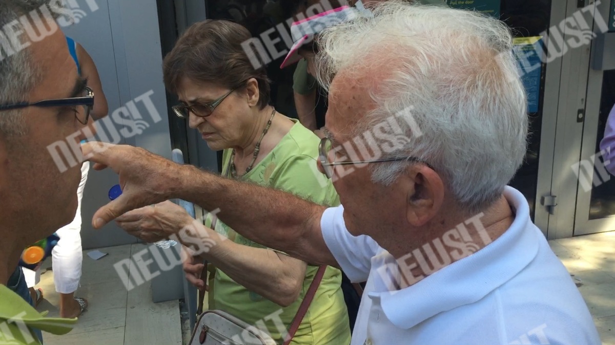 Συντάξεις – Κλειστές τράπεζες: Μοιράζουν νερό στους συνταξιούχους για να μην καταρρεύσουν – ΦΩΤΟ