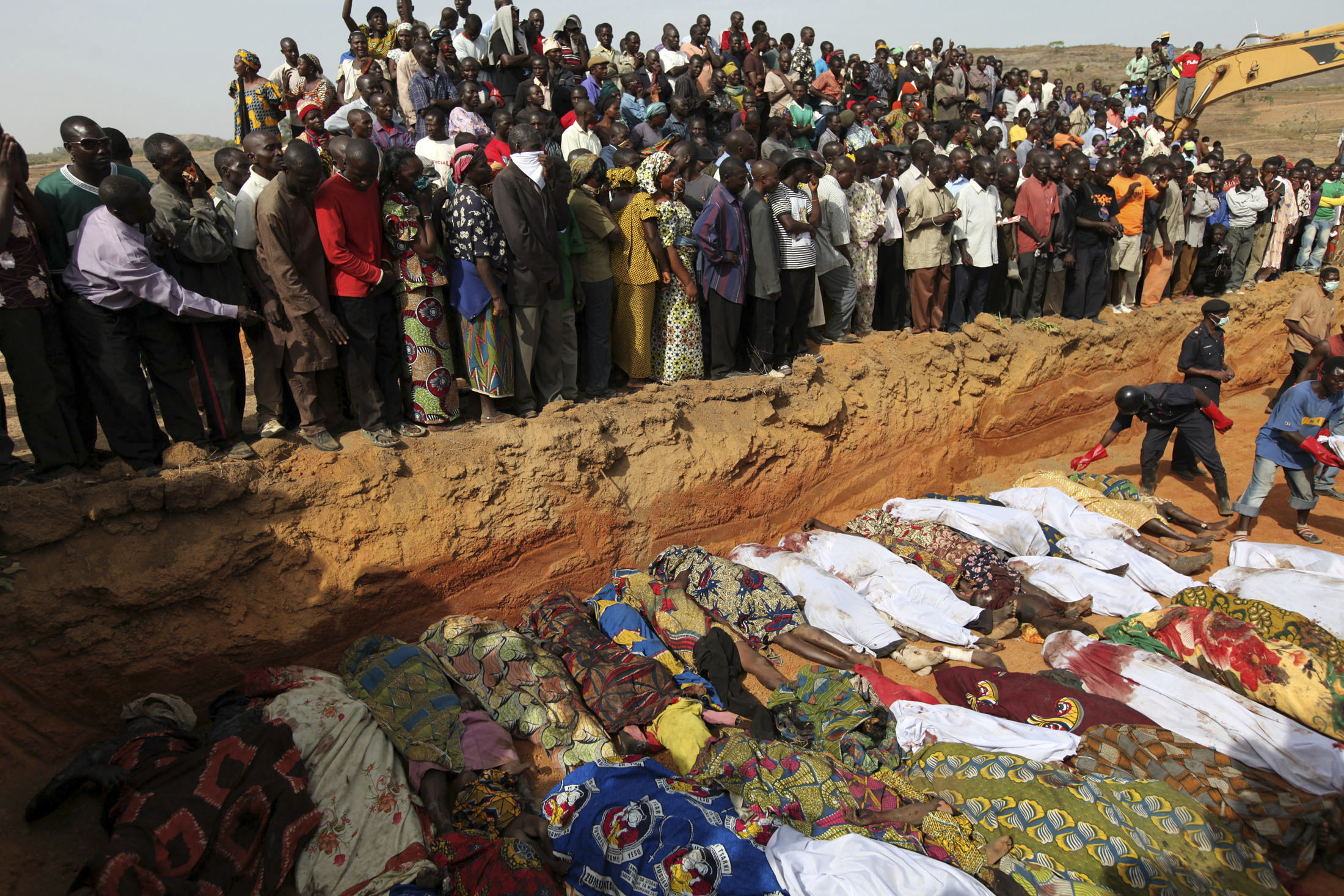 Μπροστά στον ομαδικό τάφο συγγενείς των θυμάτων κλαίνε. ΦΩΤΟ REUTERS