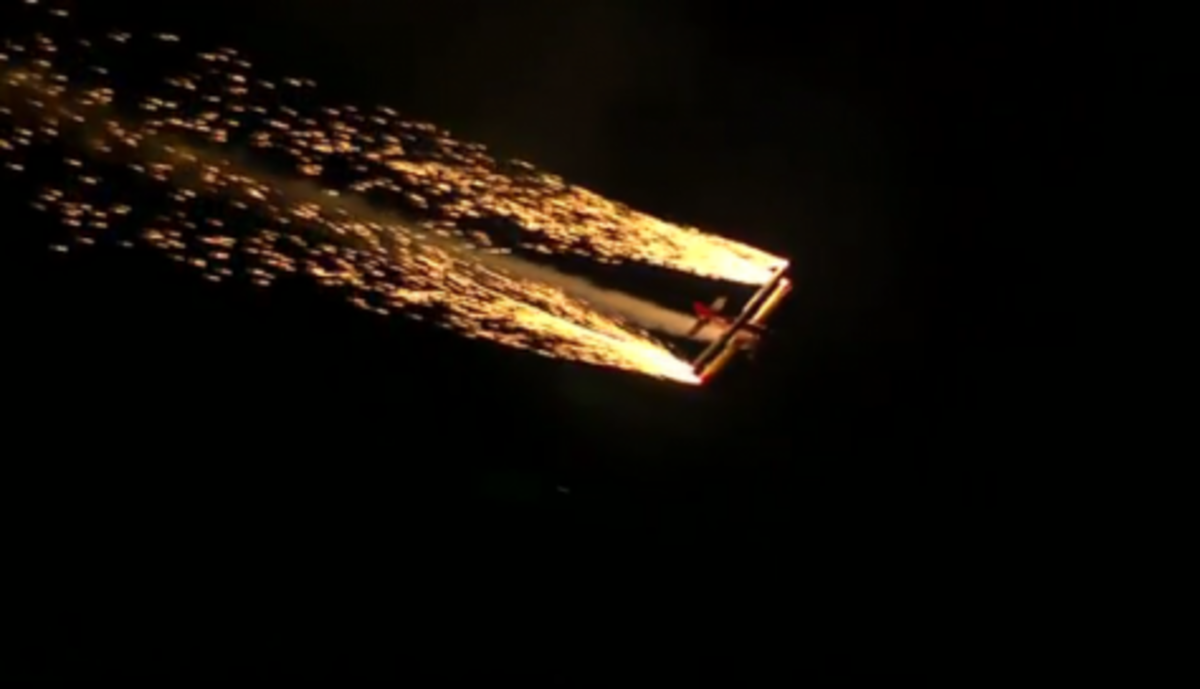 Εκπληκτικό βίντεο! Εναέριο σώου μέσα στη νύχτα – Μαγευτικές εικόνες
