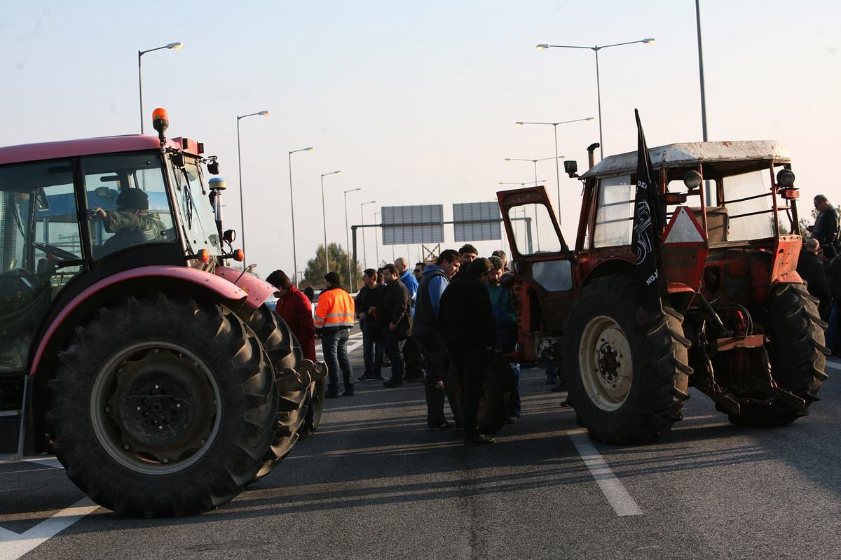 Μπλόκα αγροτών: Ανοιχτό το ρεύμα προς Θεσσαλονίκη – Κλειστή η Λάρισας – Κοζάνης