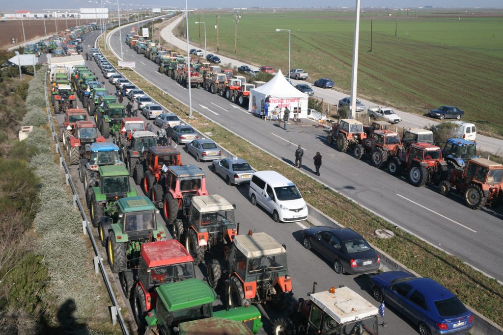 Μπλόκα αγροτών: Πρόταση για “απόβαση” με τα τρακτέρ στην Αθήνα την Παρασκευή