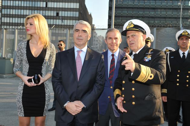 Οι Ρώσοι στον Πειραιά αλλά τη παράσταση έκλεψε η συνοδός Κεδίκογλου