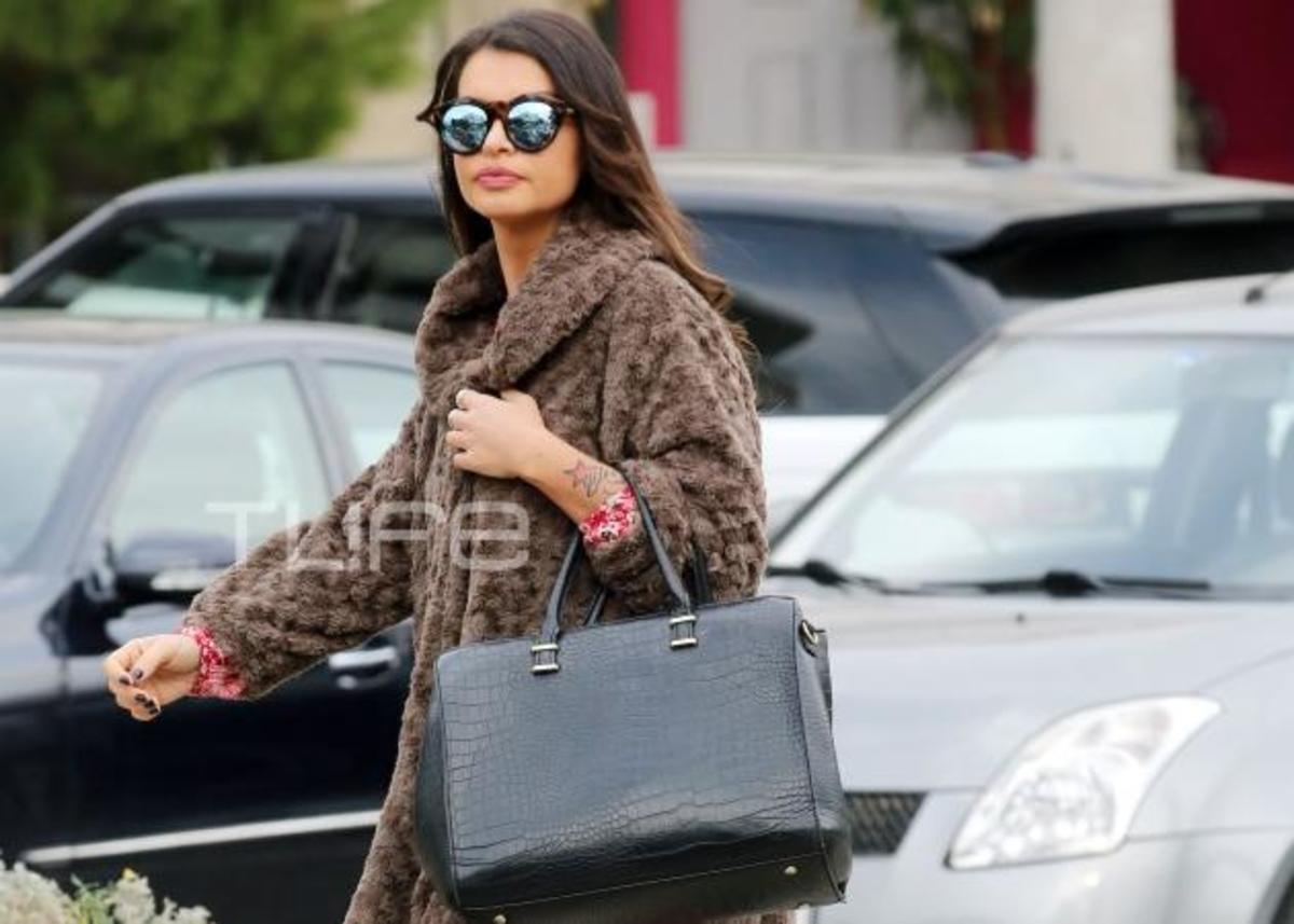 Νίνα Λοτσάρη: Βόλτα με ρομαντική διάθεση στη Γλυφάδα!