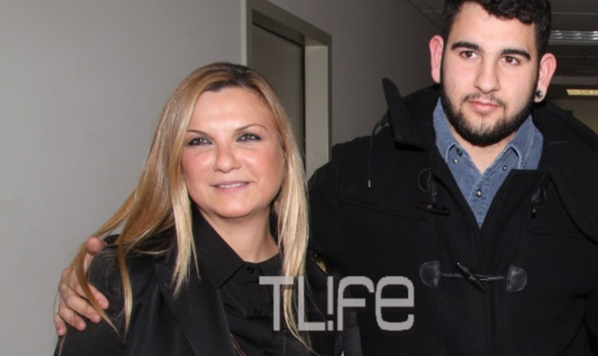 Δείτε το γιο του Πέτρου Φιλιππίδη με τη μαμά του στο θέατρο
