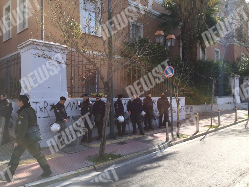 ΜΑΤ περικύκλωσαν τη Νομική – Τεταμένο το κλίμα – ΦΩΤΟ