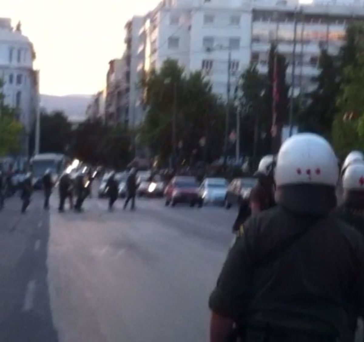 Ένταση στην Νομική – Κλείστηκαν μέσα στο κτίριο αλλοδαποί και αντιεξουσιαστές