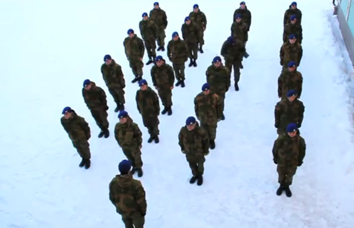 ΒΙΝΤΕΟ: Χορεύει για να ζεσταθεί ο Νορβηγικός στρατός;
