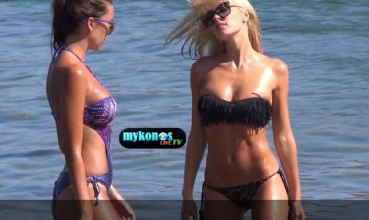 Η καυτή Τζούλια Νόβα, κάνει βουτιές με τη φίλη της και αναστατώνει την παραλία! Βίντεο