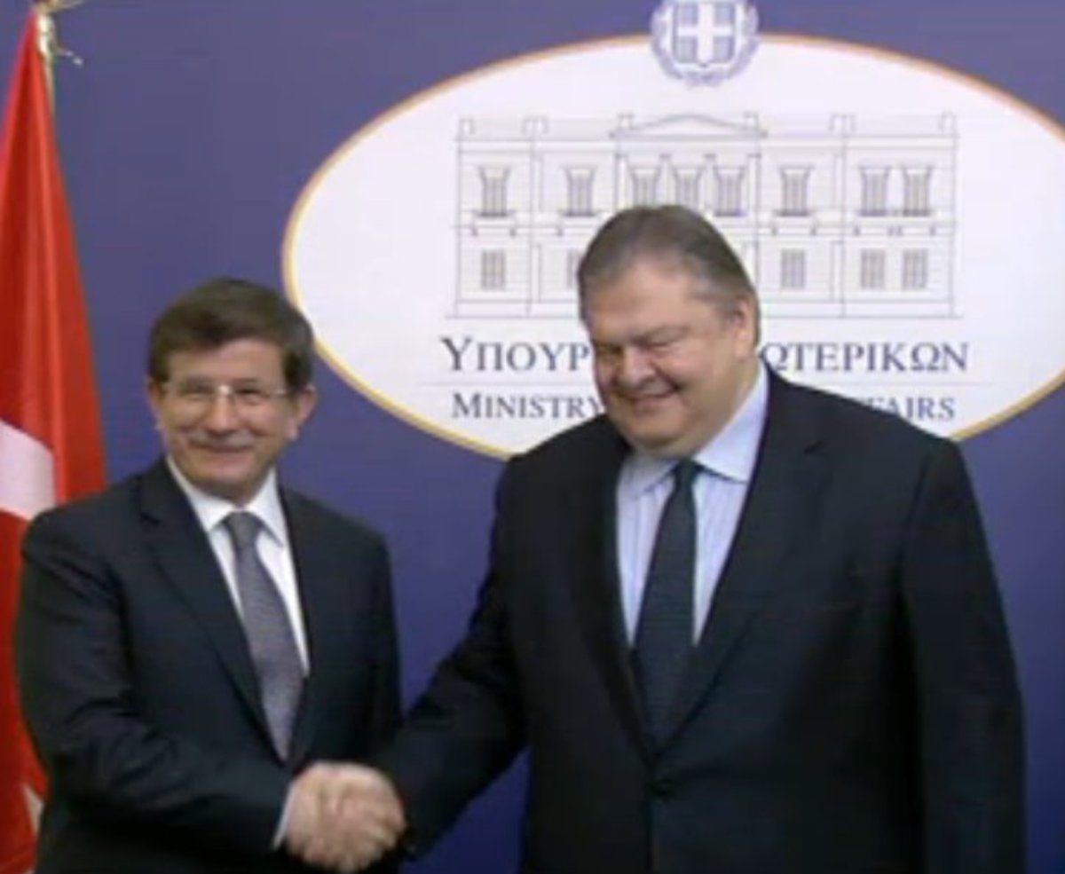 Νταβούτογλου τραβάει τον Βενιζέλο