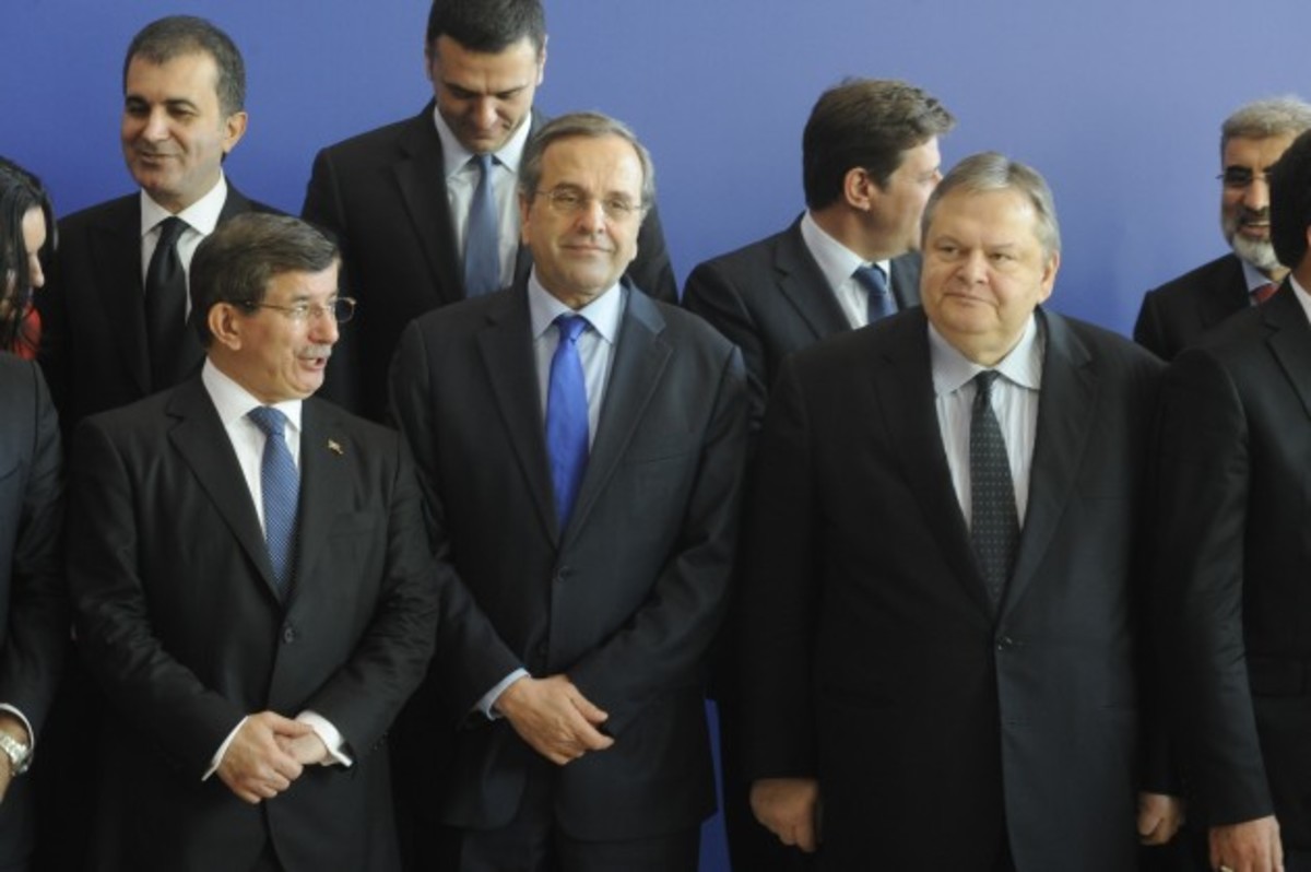 Οι απειλές του Νταβούτογλου επί ελληνικού εδάφους