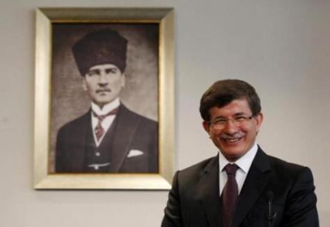 Ας “μαζέψει” κάποιος τον κ. Νταβούτογλου