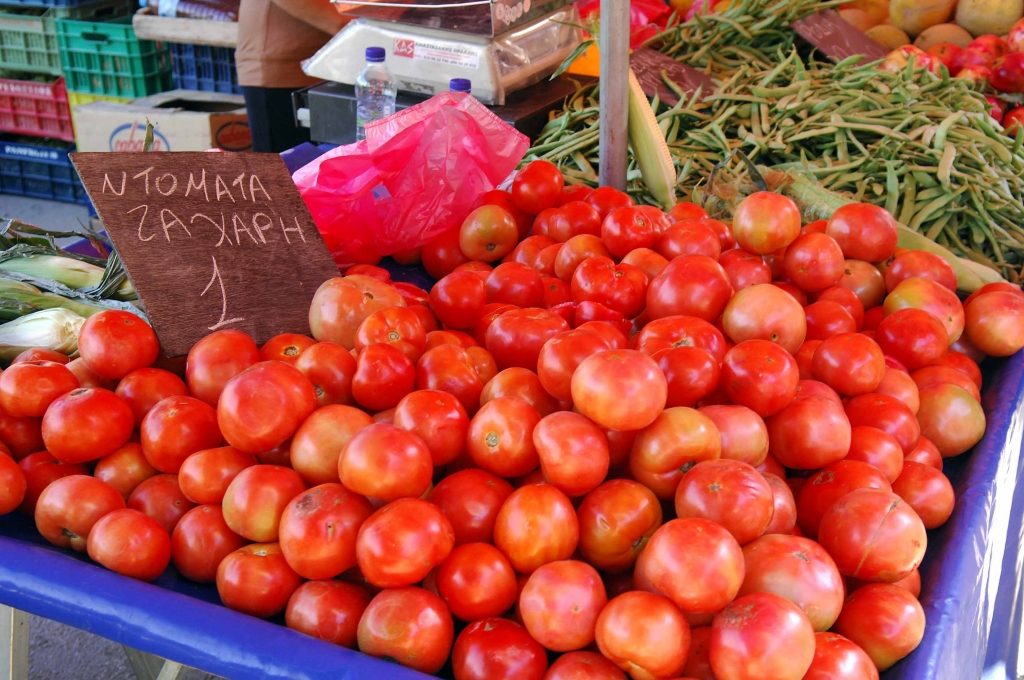 Αγρότες μοίρασαν δωρεάν ντομάτες διαμαρτυρόμενοι για την απεργία της ΠΝΟ!