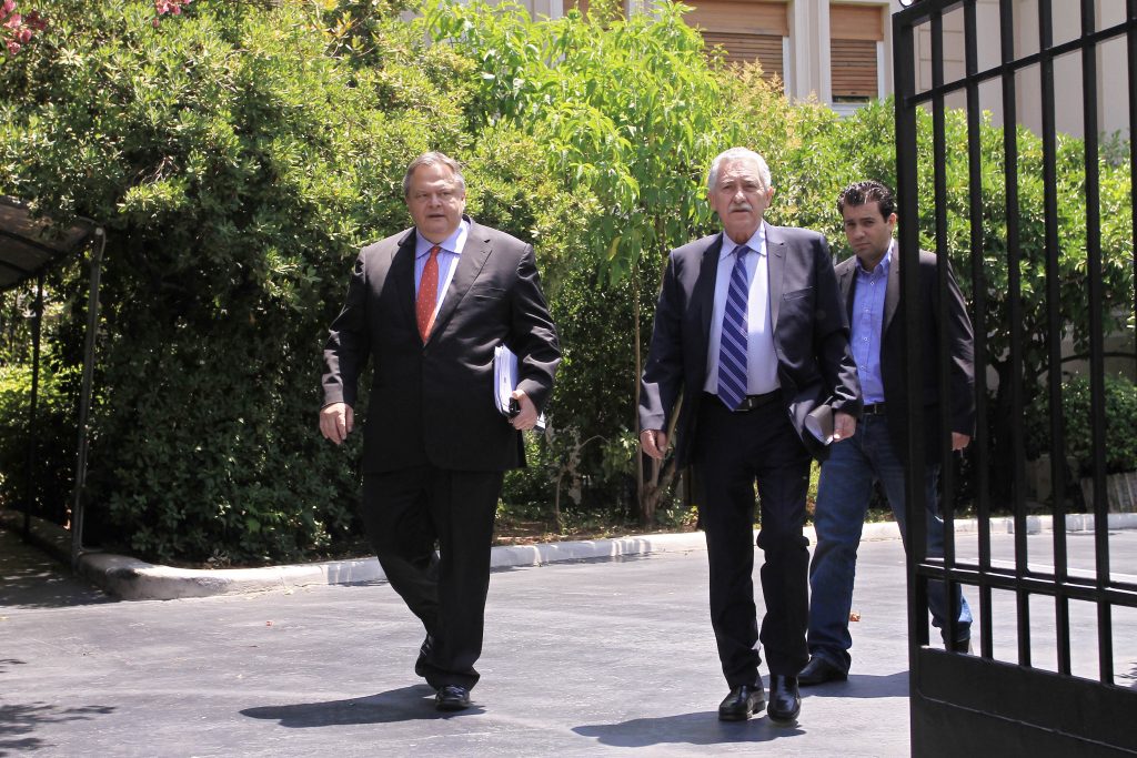 Διαβουλεύσεις των πολιτικών αρχηγών για νέα σύσκεψη πριν το ραντεβού Σαμάρα-Γιούνκερ