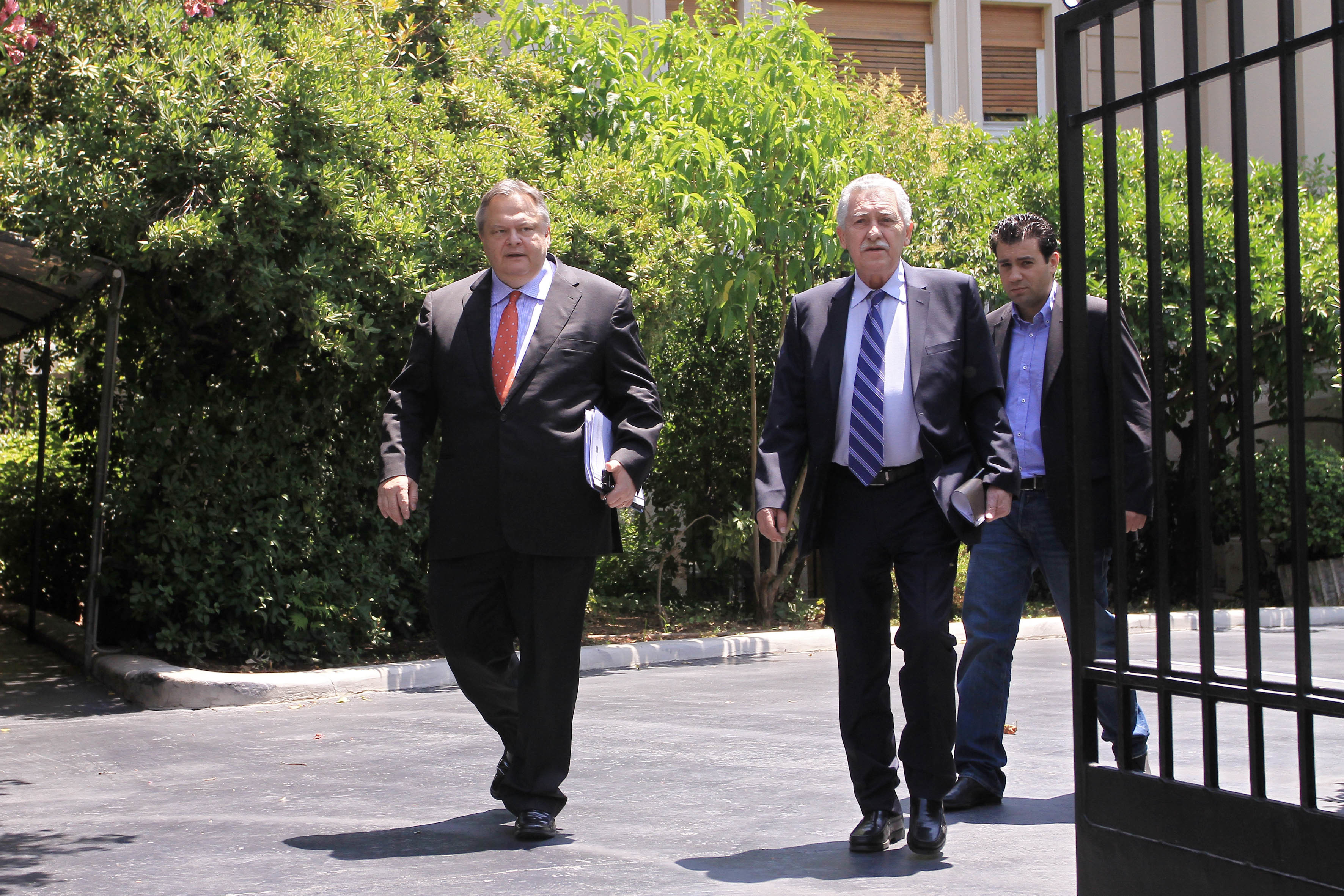 Διαβουλεύσεις των πολιτικών αρχηγών για νέα σύσκεψη πριν το ραντεβού Σαμάρα-Γιούνκερ