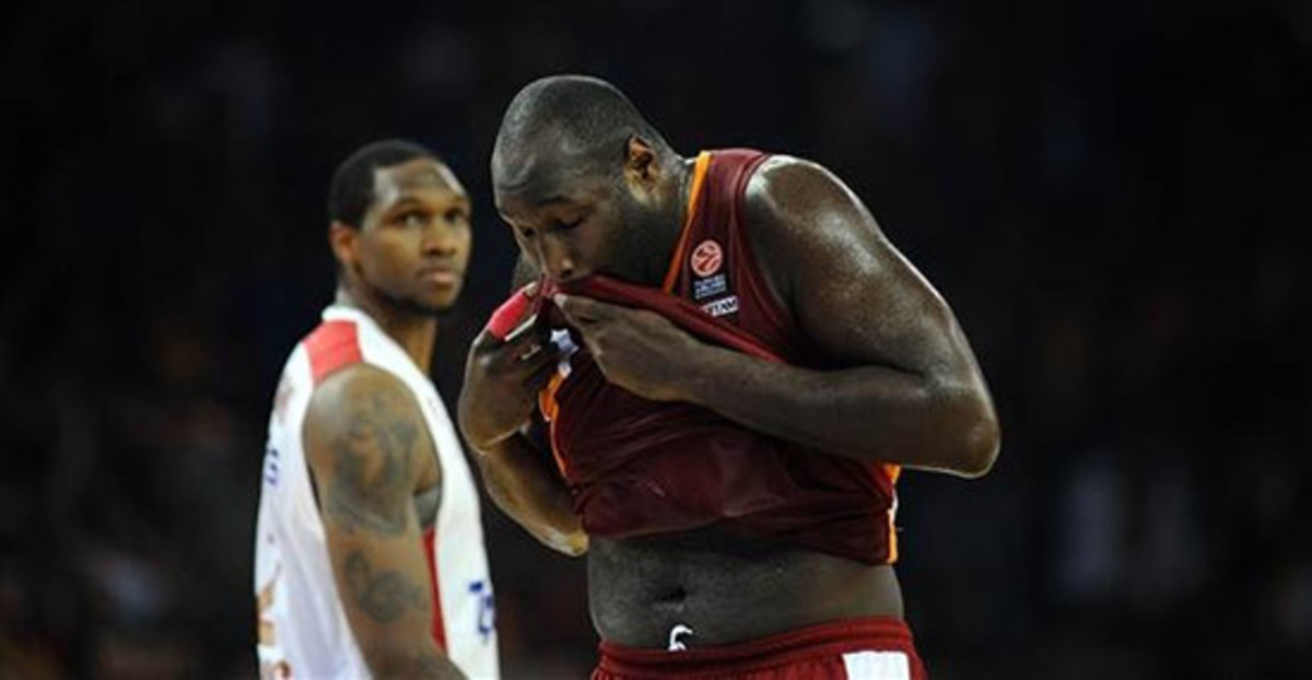 Οι παίκτες του Ολυμπιακού στο πλευρό του Τζαβάι