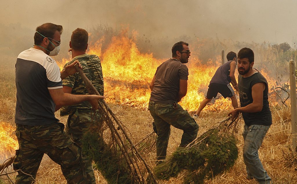 Χάος στη Λακωνία από την πυρκαγιά 15 χιλιομέτρων – Εκκενώνεται γηροκομείο – Καίγονται σπίτια στη Νεάπολη