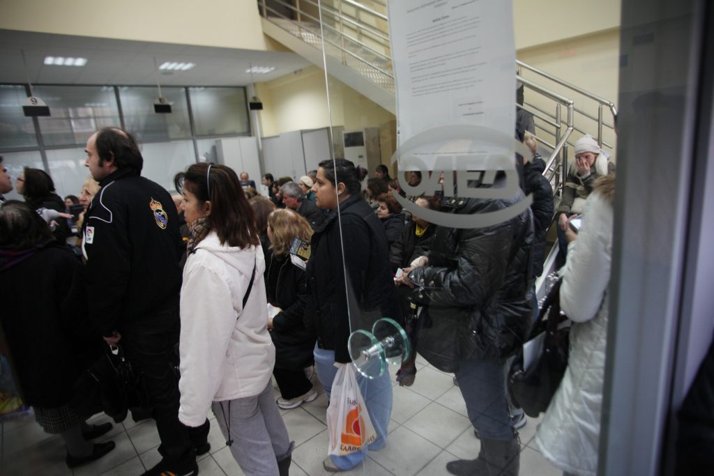 Πώς σχολιάζουν τα κόμματα το νέο ρεκόρ ανεργίας τον Φεβρουάριο