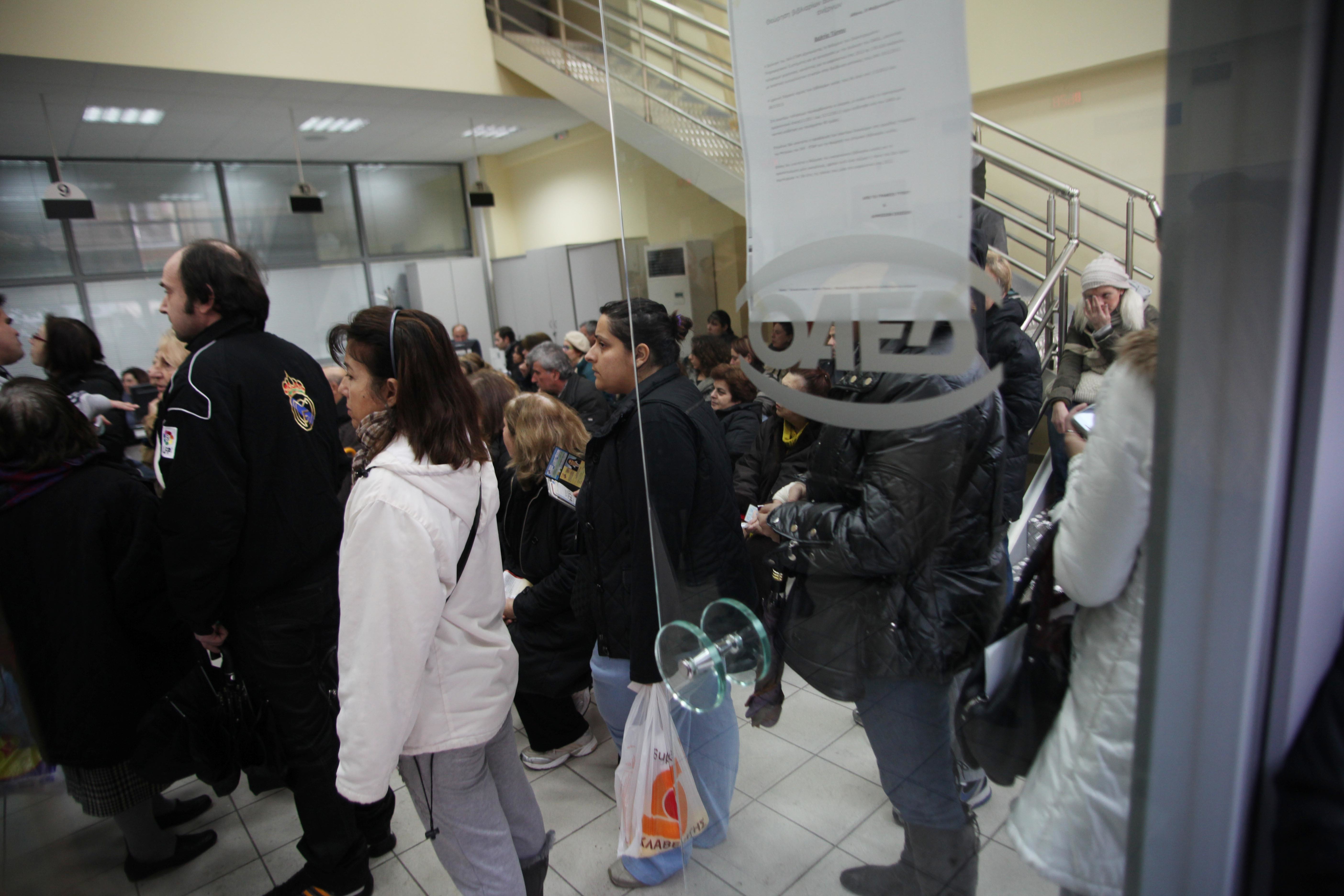Πώς σχολιάζουν τα κόμματα το νέο ρεκόρ ανεργίας τον Φεβρουάριο