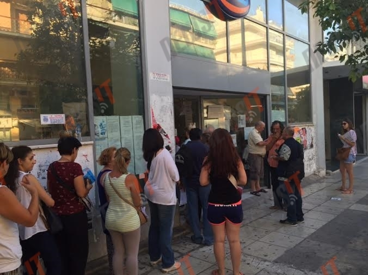 Ουρές από τα αξημέρωτα στον ΟΑΕΔ! – Εκατοντάδες άνεργοι για το “μαγικό” χαρτάκι