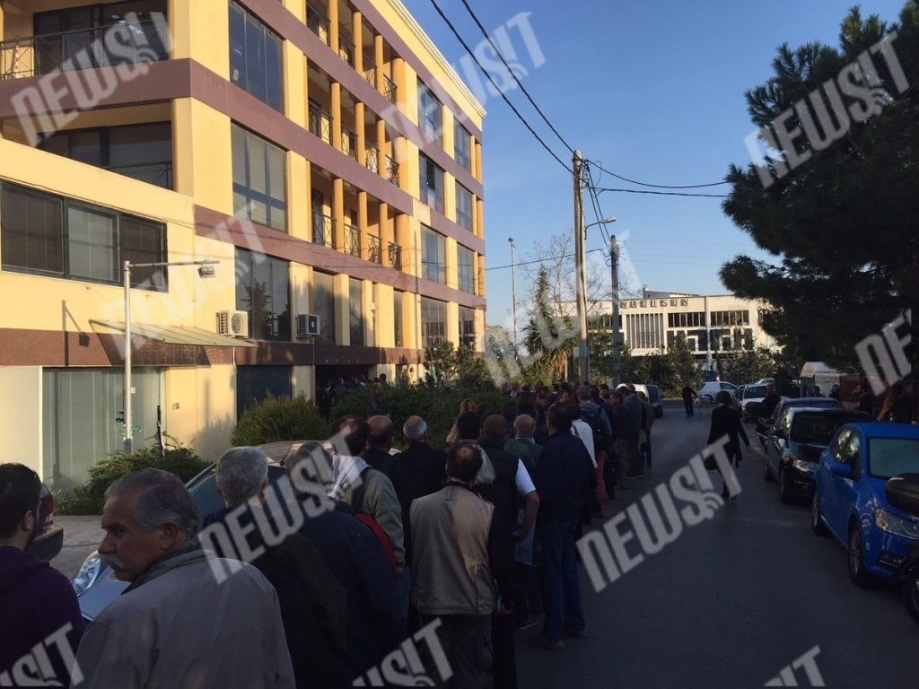 100 δόσεις: Μάχη για το μαγικό χαρτάκι σε εφορίες και ΟΑΕΕ – Ατελείωτες ουρές για τη ρύθμιση