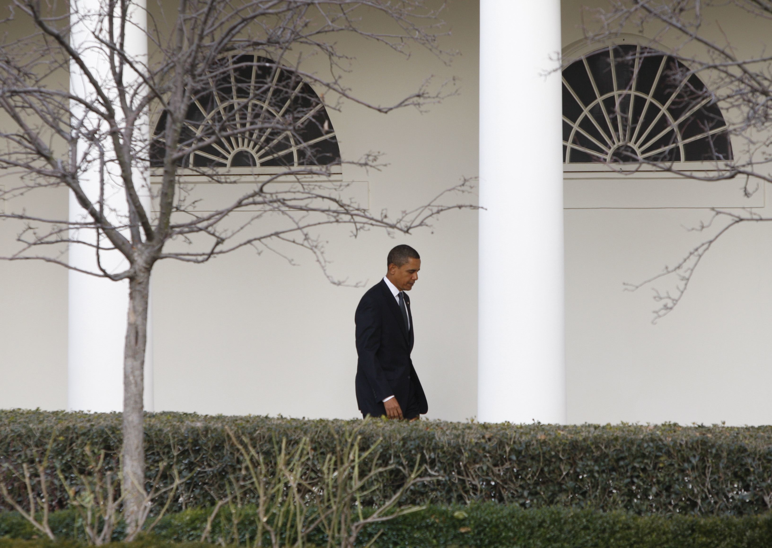 Ο αμερικανός πρόεδρος βγαίνοντας από τον Λευκό Οίκο. ΦΩΤΟ REUTERS