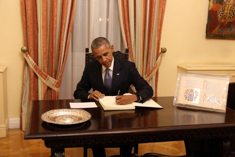 Μπαράκ Ομπάμα: Τι έγραψε στο βιβλίο της Προεδρίας της Δημοκρατίας [pics, vid]