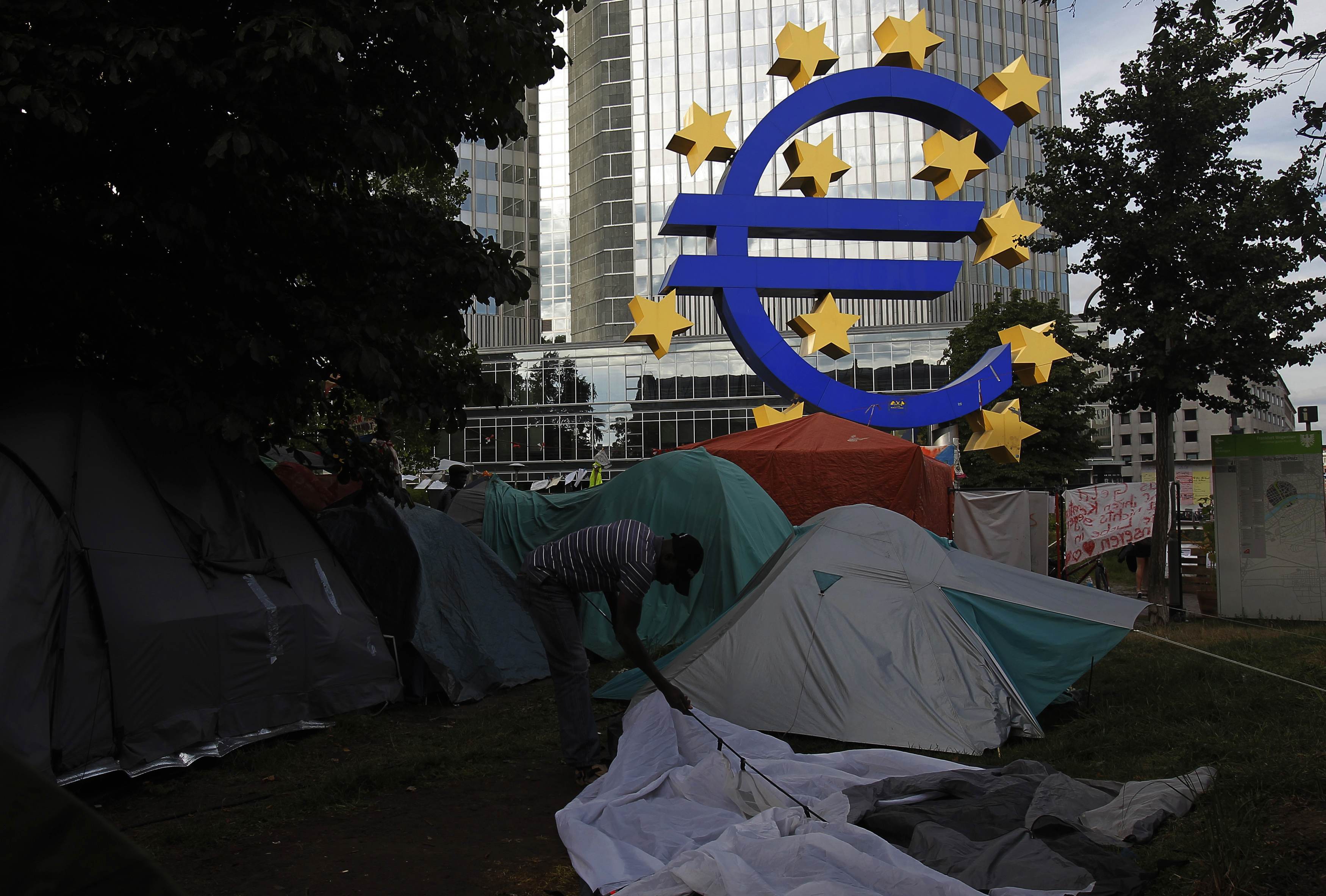 Έδιωξαν όλους τους Αγανακτισμένους εξω απο το κτίριο της ΕΚΤ