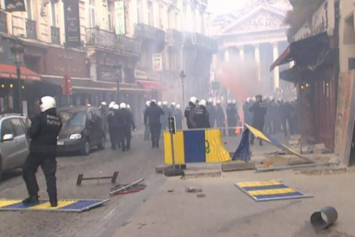 “Πόλεμος” στους δρόμους των Βρυξελλών με οπαδούς και αστυνομία (VIDEO)