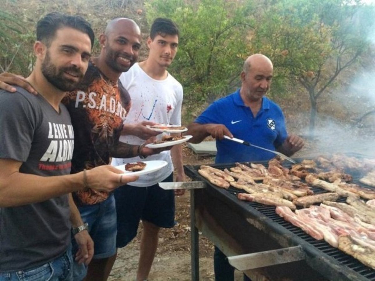 ΟΦΗ με τραγούδι, λύρα και πανσέτες στα κάρβουνα [vid, pics]