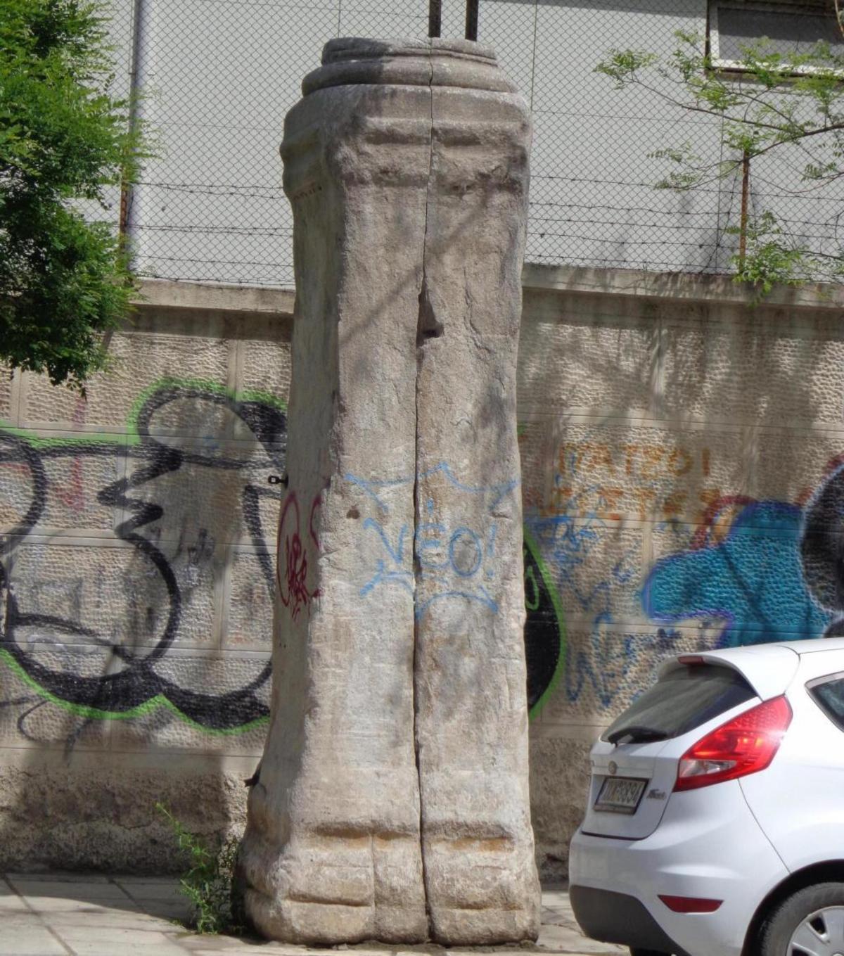 1. Βάθρο κίονα στην οδό Αγ. Δημητρίου που στήριζε άλλοτε αυτοκρατορικό ανδριάντα. Στην Τουρκοκρατία ονομαζόταν Υilan Mermer (Στήλη των Όφεων) - ΦΩΤΟ ΑΠΕ-ΜΠΕ