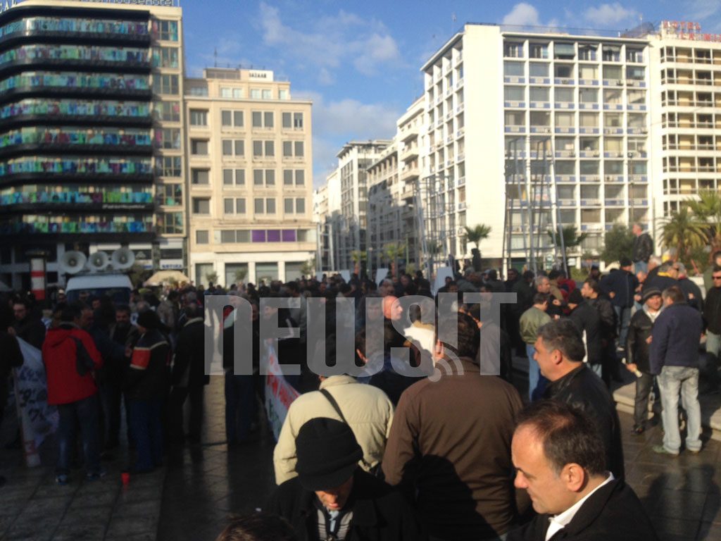 Έξω από το υπουργείο Εργασίας οι οικοδόμοι