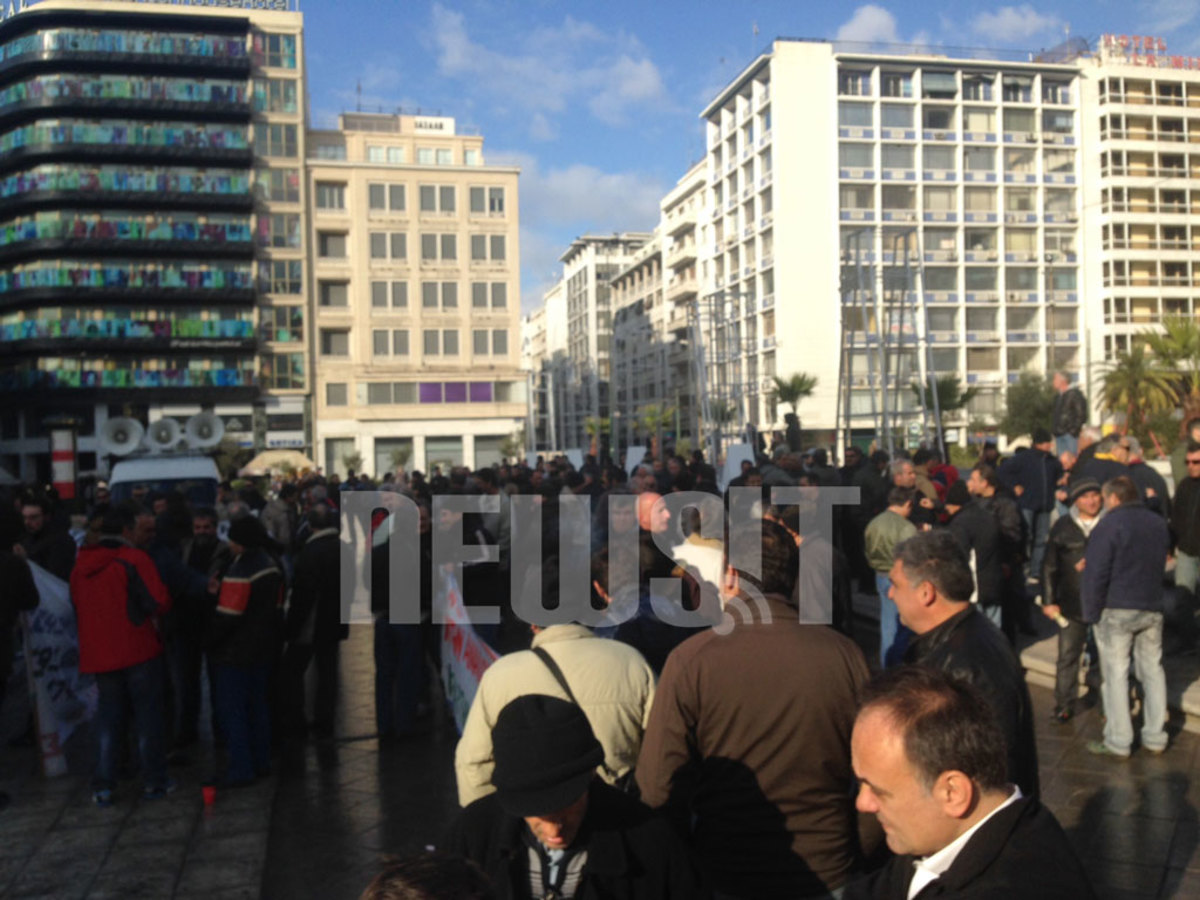 Έξω από το υπουργείο Εργασίας οι οικοδόμοι