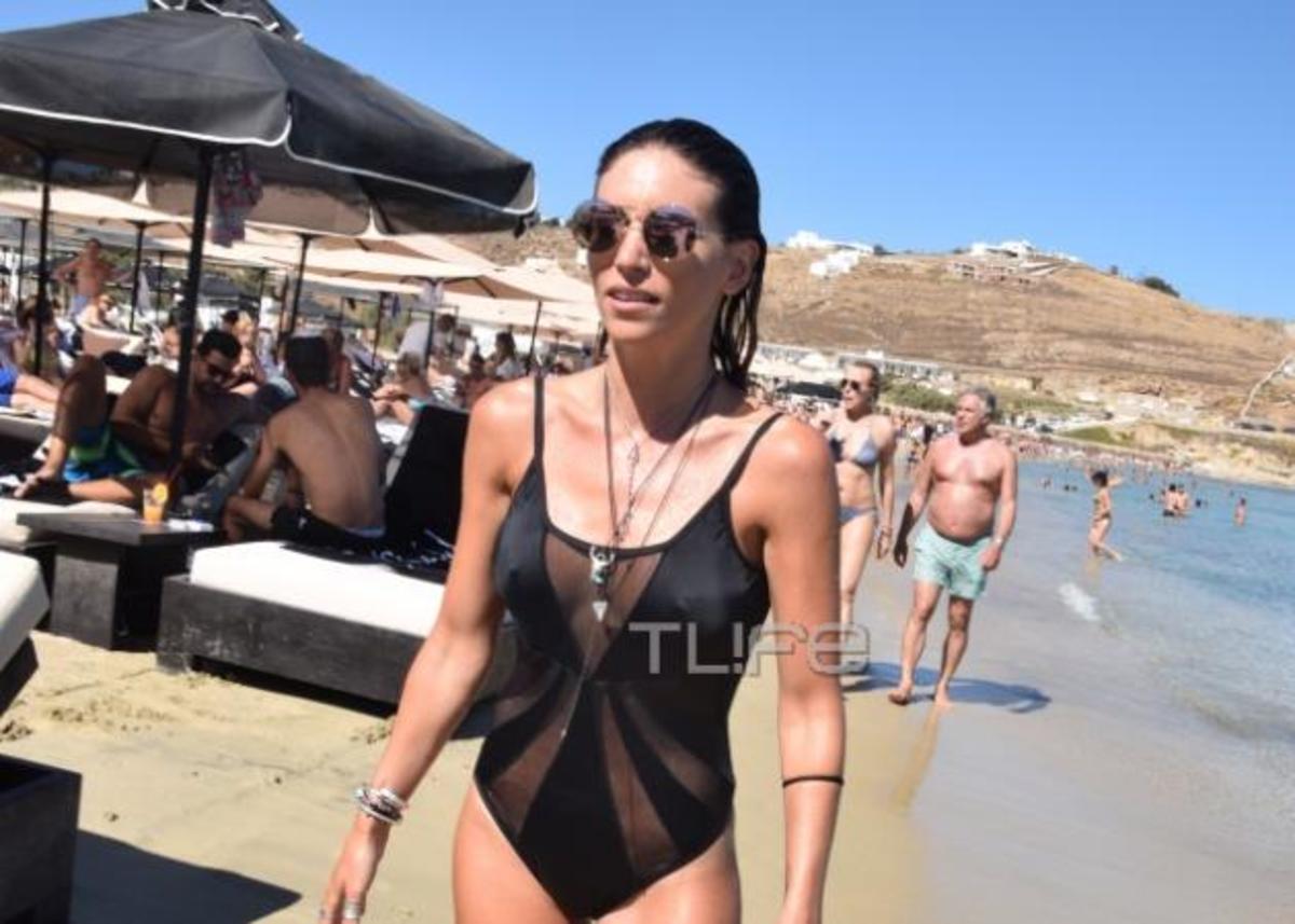 Αθηνά Οικονομάκου: Έβαλε “φωτιά” στη Μύκονο με το σέξι μαγιό της