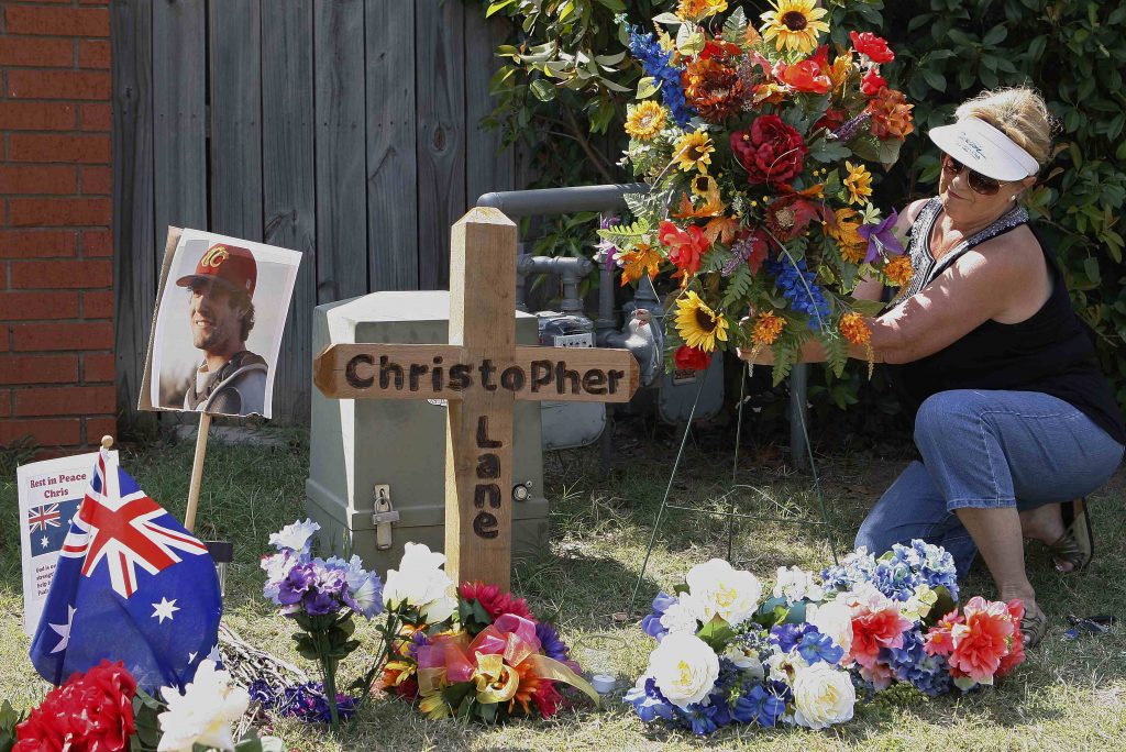 Γείτονες και περαστικοί αφήνουν λουλούδια στο σημείο όπου δολοφονήθηκε ο φοιτητής.ΦΩΤΟ REUTERS