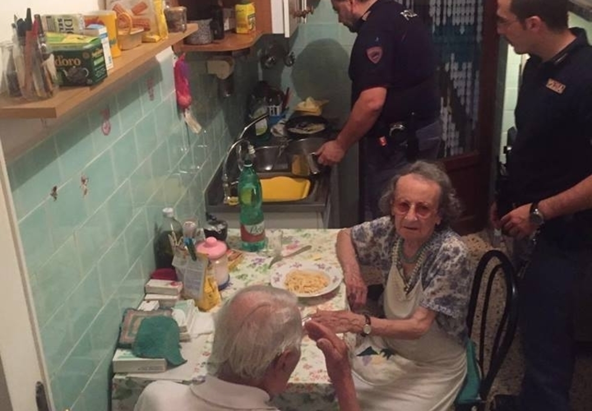 Όσο υπάρχουν άνθρωποι! Αστυνομικοί μαγείρεψαν και έκαναν παρέα σε ηλικιωμένο ζευγάρι που έκλαιγε από μοναξιά