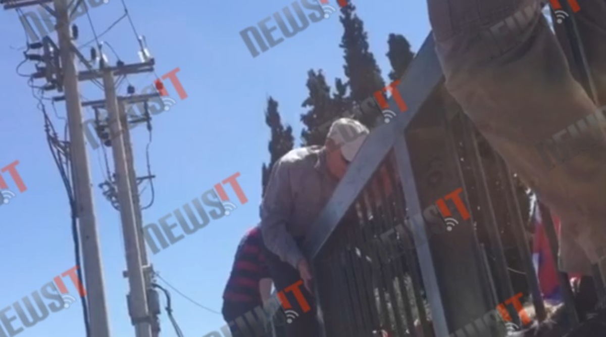 Παππούς στα κάγκελα
