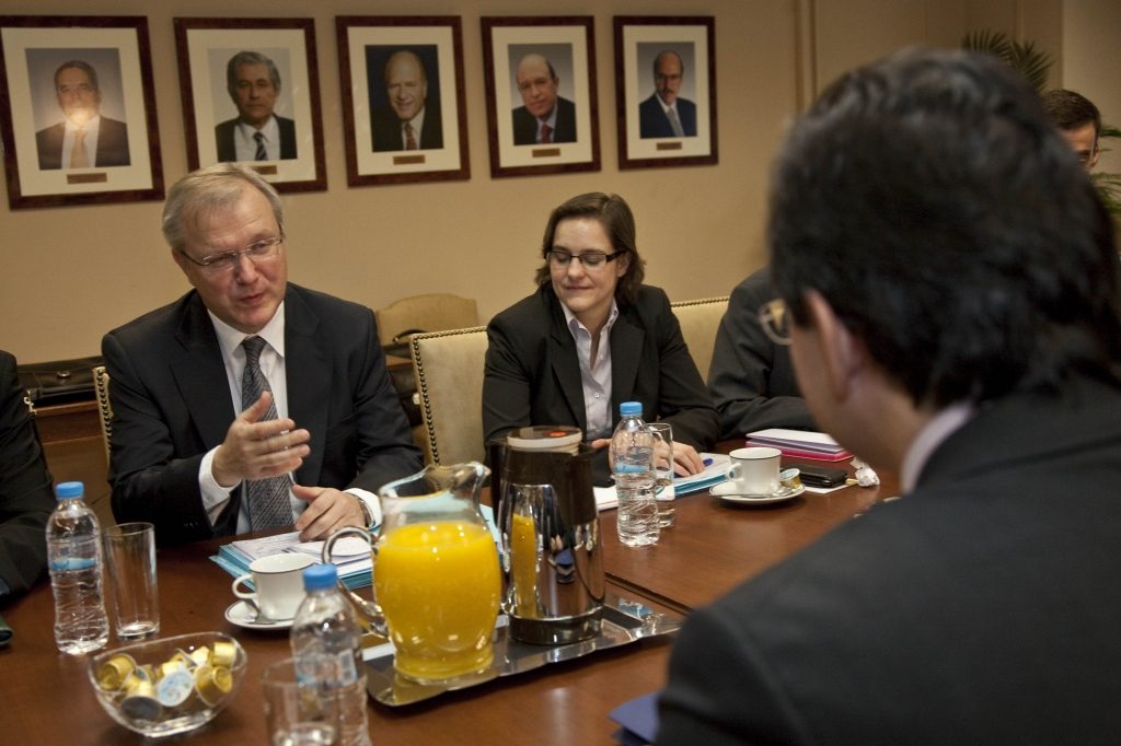 Στιγμιότυπο από την συνάντηση του Ολι Ρεν με τον υπουργό οικονομικών (ΦΩΤΟ EUROKINISSI)