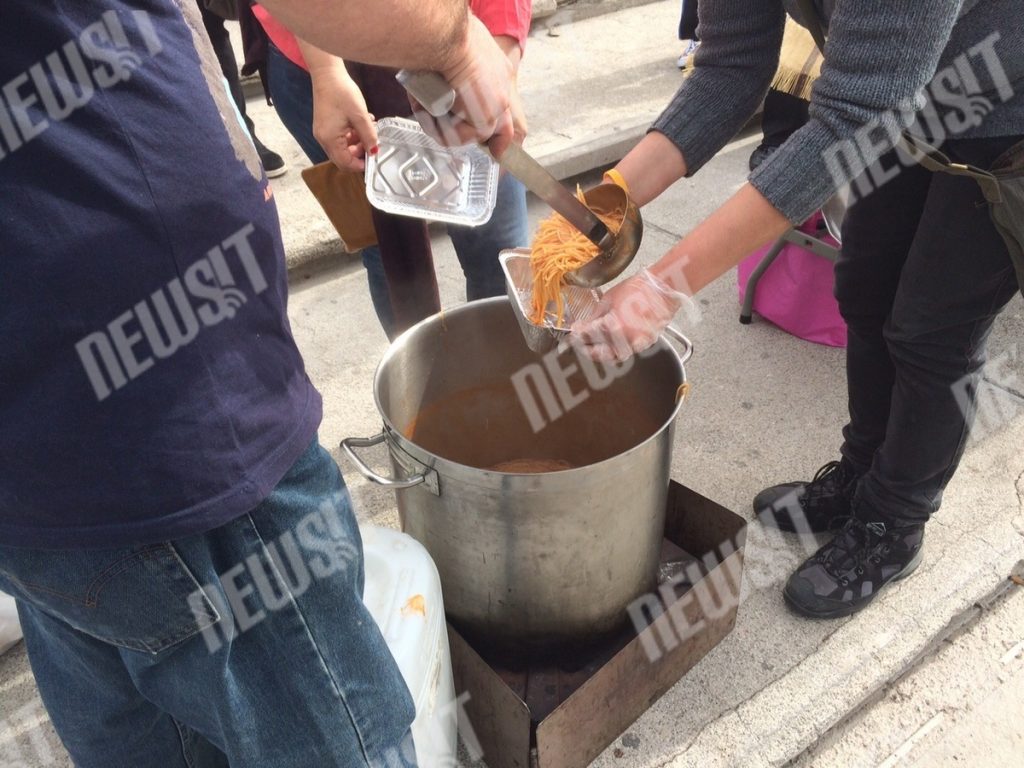 Για δεύτερη μέρα στήθηκε τσουκάλι στην Ομόνοια για τους μετανάστες – ΦΩΤΟ κ VIDEO