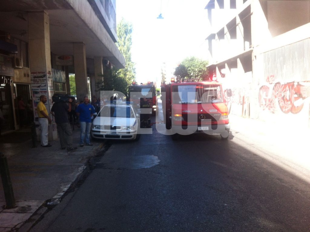 Άνδρας απειλεί να αυτοπυρποληθεί στην Ομόνοια