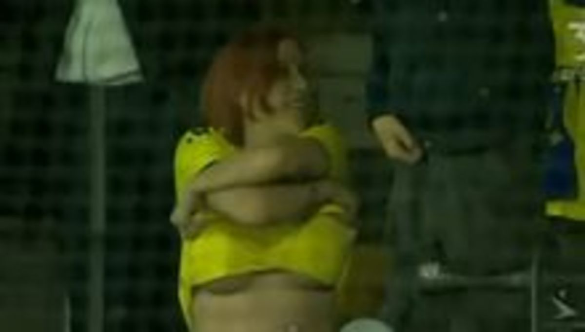 Η χαρά δεν κρύβεται! Η γυμνόστηθη οπαδός της Μπρόντμπι (VIDEO)