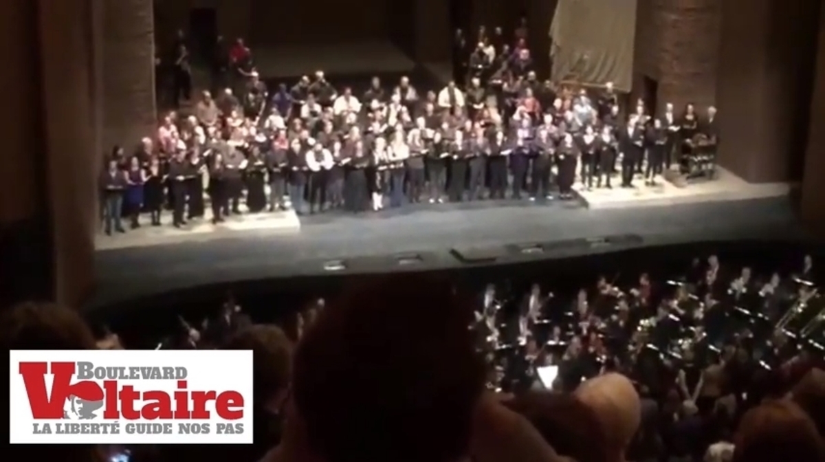 Παρίσι: Συγκινητικές στιγμές! Η “Μασσαλιώτιδα” από τη Μετροπόλιταν Όπερα (ΒΙΝΤΕΟ)