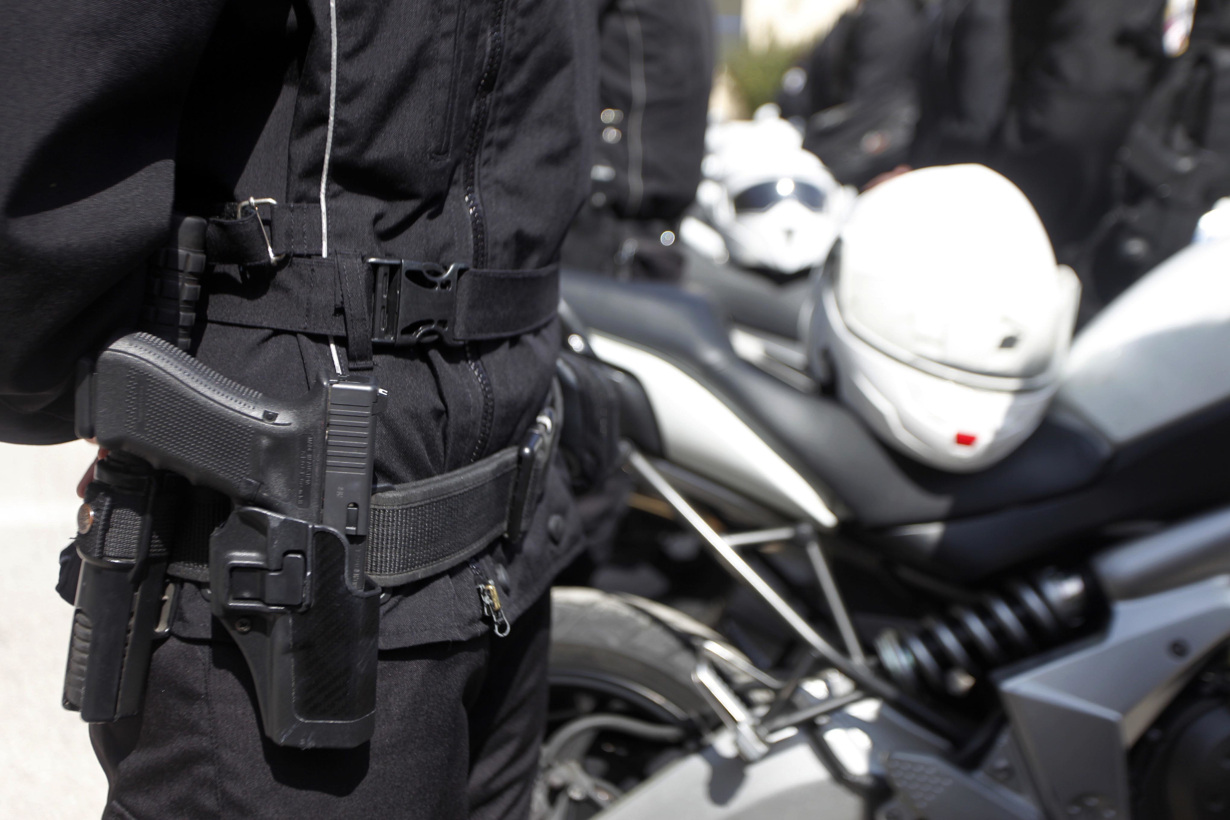 Αστυνομικοί… ακατάλληλοι για όπλα! Αφαιρέθηκε ο οπλισμός από 300