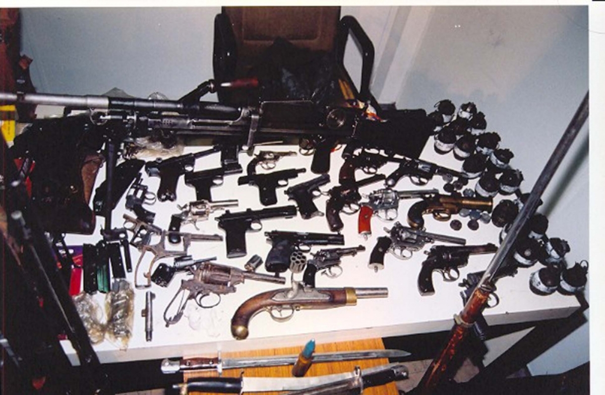 Έριχνε στον αέρα πυροβολισμούς και είχε ολόκληρο οπλοστάσιο στο σπίτι