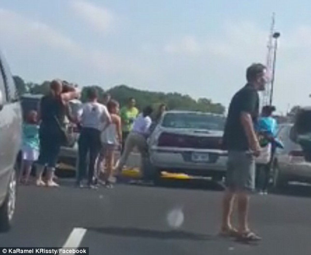 Έσπασε παράθυρο για να σώσει 2χρονη από ασφυξία – Τους ένοιαξε η ζημιά (ΒΙΝΤΕΟ)