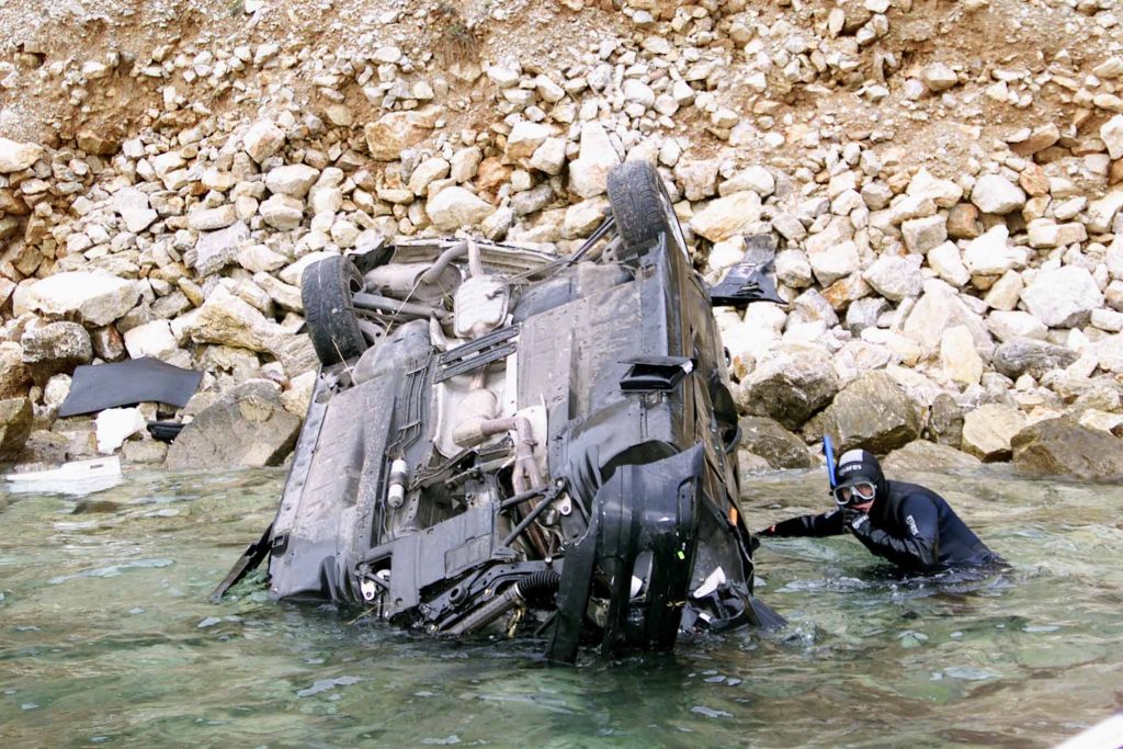 Έπεσε με ιλιγγιώδη ταχύτητα στην θάλασσα – Την ανέσυραν νεκρή μέσα από το ΙΧ της