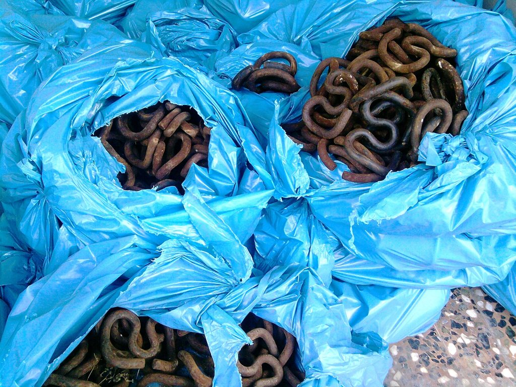 Kατέκλεψαν τα σίδερα του ΟΣΕ και τα μετέφεραν με ταξί