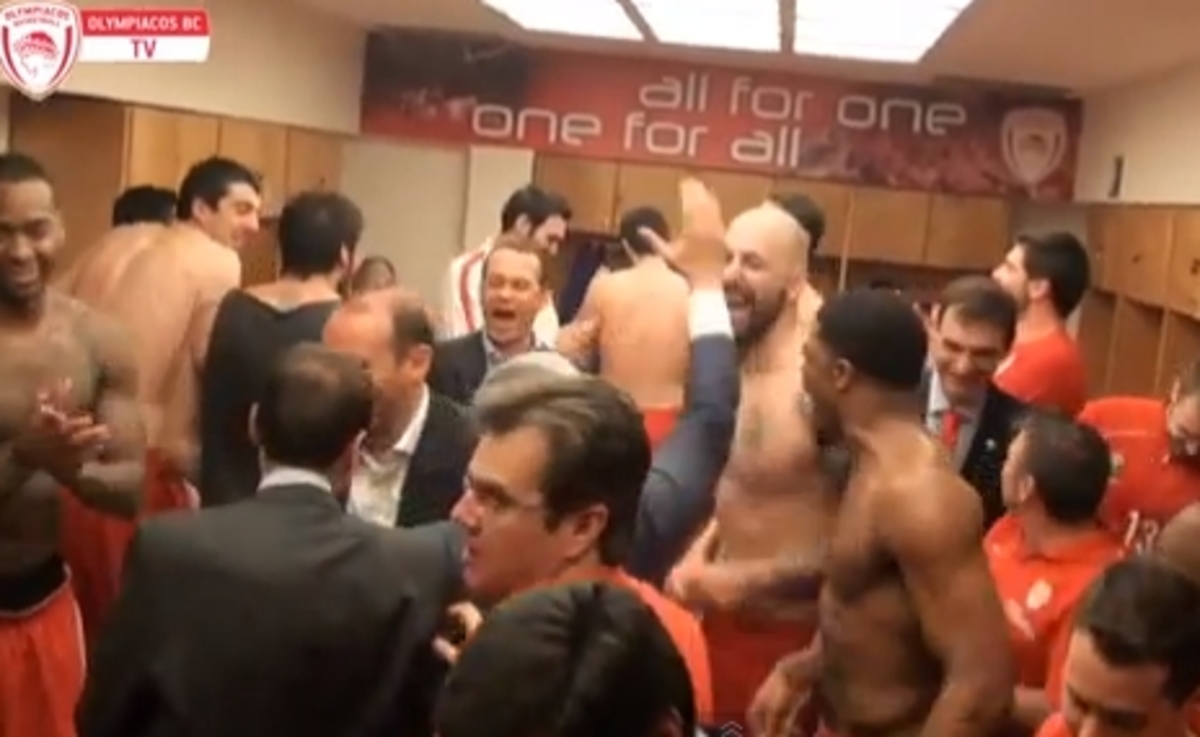 Τα…λάθη πληρώνονται – Οι παίκτες του Ολυμπιακού μπουγέλωσαν τον γυμναστή (VIDEO)