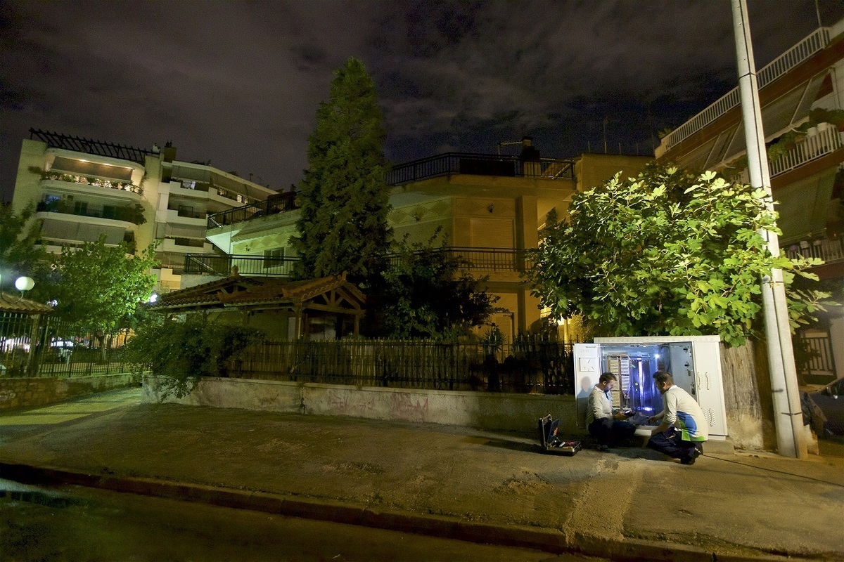 Πώς επιδιορθώνονται οι τηλεπικοινωνιακές βλάβες όταν πέφτει το σκοτάδι; (ΒΙΝΤΕΟ)