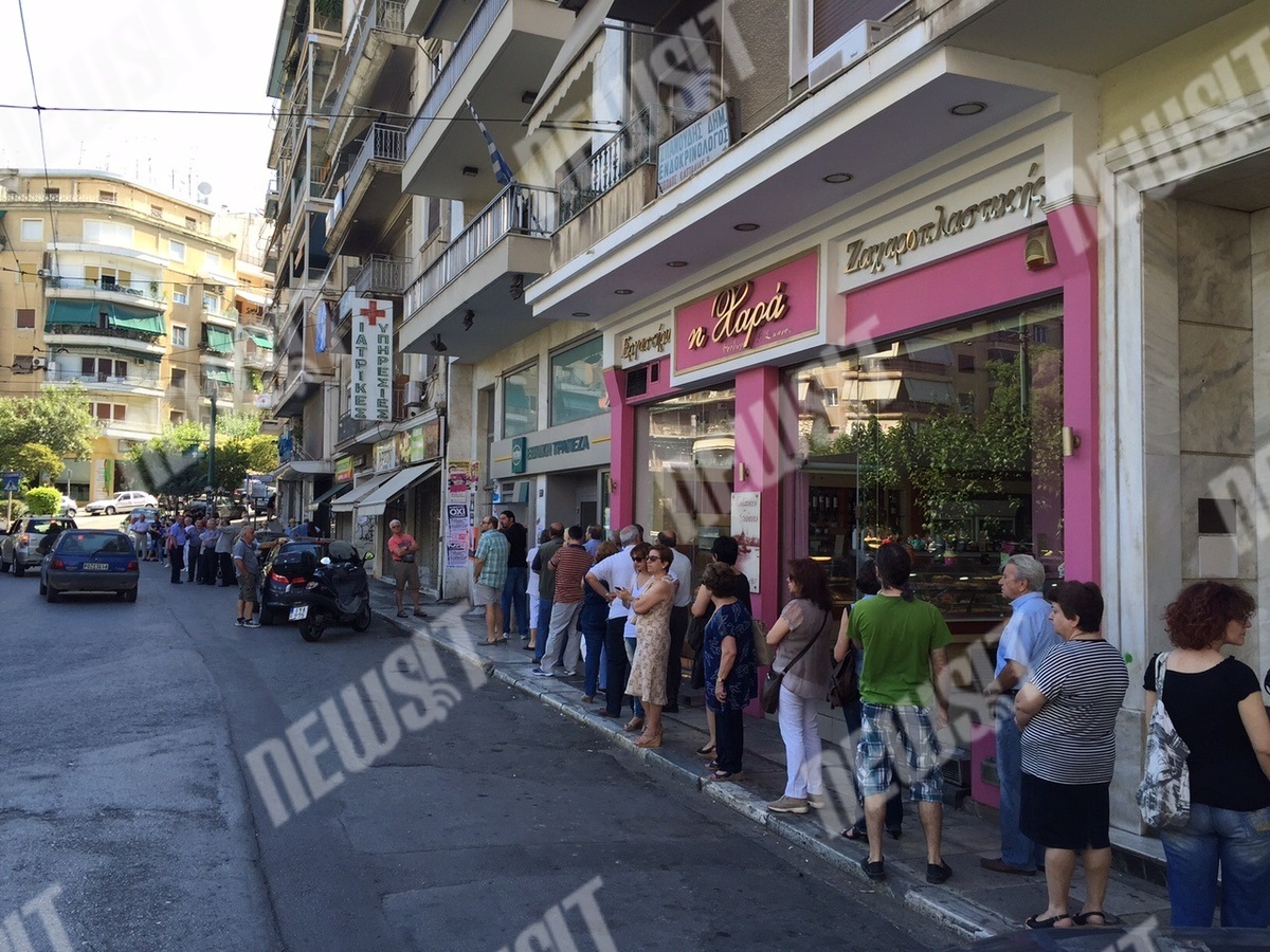 Δημοψήφισμα 2015: Οι ουρές που βλέπετε δεν είναι για το ζαχαροπλαστείο αλλά για το ΑΤΜ – ΦΩΤΟ
