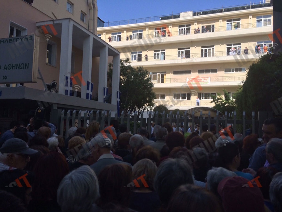 Εκατοντάδες πιστοί έξω από τον Άγιο Σάββα για να προσκυνήσουν τα λείψανα της Αγίας Βαρβάρας – Άνοιξαν οι πύλες